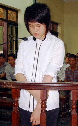 Nữ sinh dìm chết bạn học dưới ao làng lĩnh 9 năm tù - 1 Đối tượng Nguyễn Thị Lệ Giang tại phiên tòa.