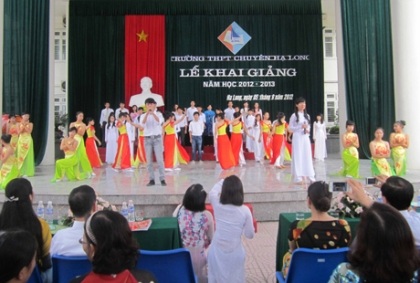 Hơn 20 triệu HS, SV bước vào năm học mới - 19 Từng bừng lễ khai giảng tại trường THPT chuyên Hạ Long. (Ảnh: Báo Quảng Ninh)