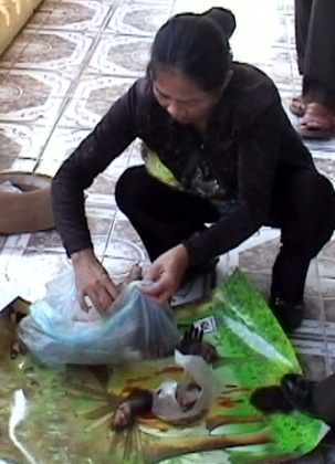 Bày bán thịt khỉ ngay tại chợ trung tâm - 1 Bà Nguyễn Thị Síu bị bắt quả tang đang bán thịt khỉ.