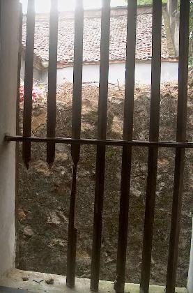 Cửa sổ nhà chùa bị đạo chích chặt đứt đột nhập trong đêm.