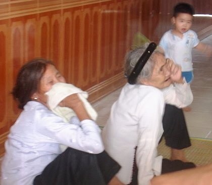 Người thân  đau đớn trước cái chết đột ngột nhiều uẩn khúc của 