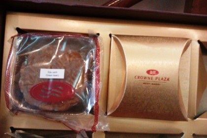 Hộp bánh trung thu bị khách hàng tố bốc mùi ẩm mốc.