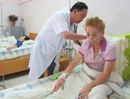 Bà Chen Tseng Yun Yu  đang được bác sĩ theo dõi sức khỏe.