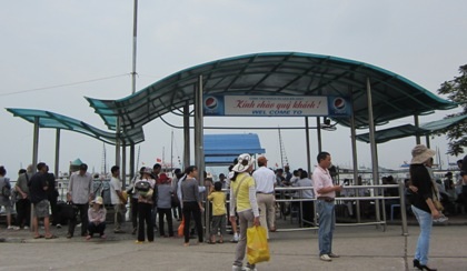 Du khách vẫn đổ về tham quan Vịnh Hạ Long khá nhộn nhịp.