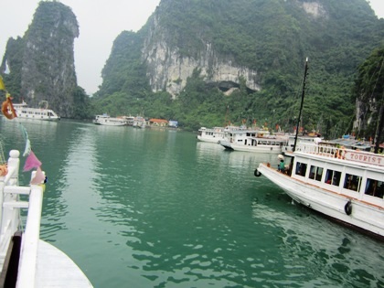 Các tàu ra vào bến trước hang Sửng Sốt lộn xộn, mạnh ai nấy chạy.