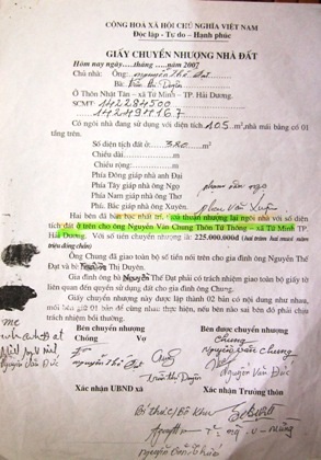 Giấy chuyển nhượng đất giữa ông Chung và ông Nguyễn Thế Đạt.