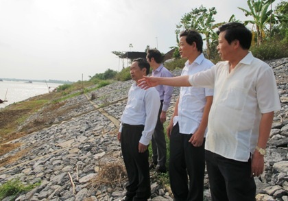 Phê bình một chủ tịch huyện để cát tặc lộng hành