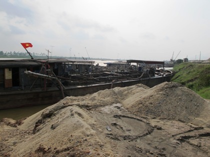 Một điểm tập kết cát trái phép tại huyện Thuận Thành - Bắc Ninh.