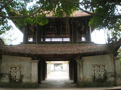 Sự cổ kính hiện rõ trên từng đường nét kiến trúc tại chùa Bút Tháp.