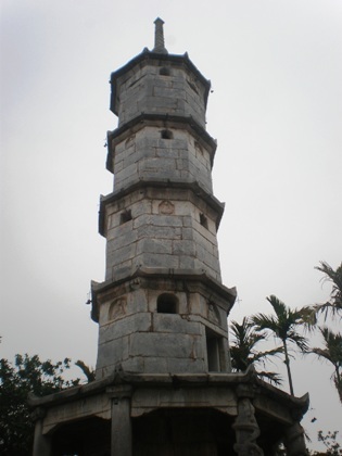 Tháp Bảo Nghiêm bằng đá xanh 