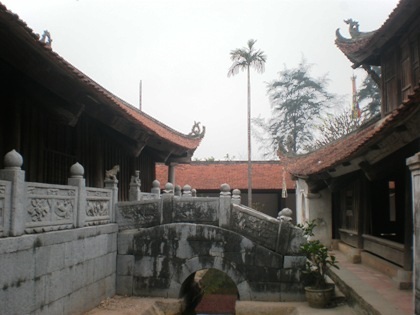 Sự cổ kính hiện rõ trên từng đường nét kiến trúc tại chùa Bút Tháp.