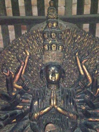 Tượng Phật bà Quan âm nghìn mắt nghìn tay - bảo vật Phật giáo vô giá tại chùa Bút Tháp.