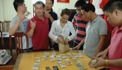 Phát hiện hơn 3 nghìn tờ tiền giả có cùng số seri - 1 Đối tượng Phùng Thị Lan cùng tang vật tại cơ quan công ạn. (Ảnh: ANTĐ)