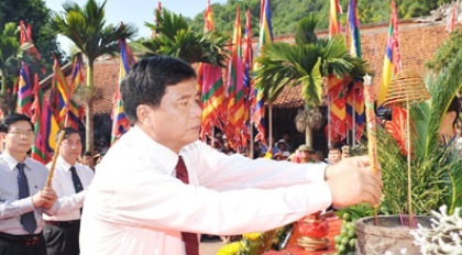 Long trọng lễ tưởng niệm 570 năm ngày mất Anh hùng dân tộc Nguyễn Trãi - 2 Dâng hương tưởng niệm