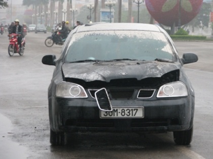 Chiếc xế hộp bất ngờ phát hỏa khiến nhân viên cây xăng hốt hoảng. (Ảnh: Báo Bắc Giang)