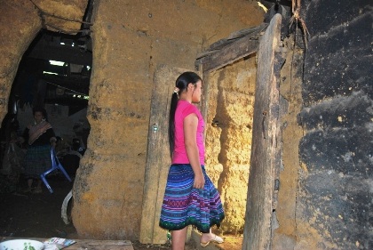 Những đứa bé bất hạnh khi không còn bàn tay chăm sóc của người mẹ.