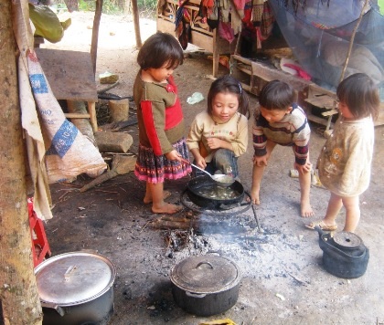 Những đứa bé bất hạnh khi không còn bàn tay chăm sóc của người mẹ.