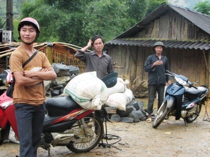 Những chàng trai Bản Phố chịu cảnh “gà trống” nuôi con đau đáu ngóng vợ.