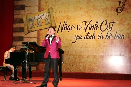 Ca sĩ Trọng Tấn say đắm thể hiện những bài hát của nhạc sĩ Vinh Cát.