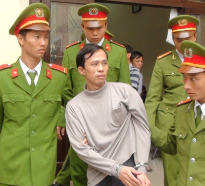 Bị tuyên y án tử hình, Nguyễn Đức Tiềm thẫn thờ khi bị giải ra xe phạm.