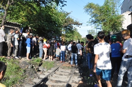 Nổ pháo sập nhà, 2 người thương vong - 2 Hàng trăm người kinh hãi trước vụ nổ