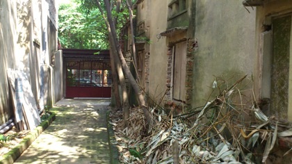 Một hộ dân bị lấn chiếm đất 30 năm, tỉnh bảo không, Bộ TNMT bảo... có! - 1 Khu đất bị lấn chiếm bà