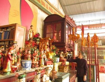 Hàng trăm tượng Phật có nguy cơ bị oxy hóa do phải để tạm ngoài sân chùa.