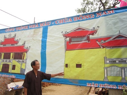 Hàng trăm tượng Phật có nguy cơ bị oxy hóa do phải để tạm ngoài sân chùa.