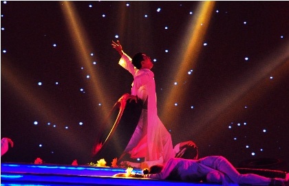 Buổi lễ tưởng niệm để lại ấn tượng sâu sắc tròng lòng khán giả.