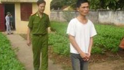 Phía sau nhát dao oan nghiệt lấy mạng vợ và nhân tình - 2 Đối tượng Phạm Văn Hưng tại cơ quan công an. (Ảnh: ANTĐ)