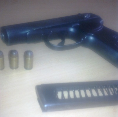 Khẩu súng bị lực lượng công an thu giữ.