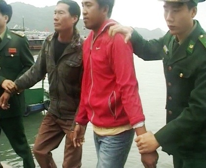 Dùng tàu cá “ngụy trang” nửa tạ thuốc nổ đưa qua Vịnh Cát Bà - 1 2 đối tượng bị bắt giữ.