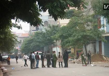 Lực lượng chức năng đang khám nghiệm tại hiện trường.