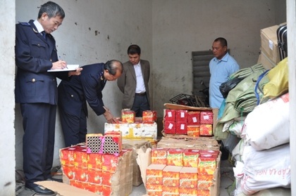 Gần 3 tạ pháo lậu bị bắt giữ.