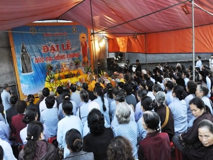 Đúc Đại Hồng Chung phục dựng ngôi chùa nghìn tuổi - 1 Hàng trăm người dân, phật tử tham dự lễ đúc Đại Hồng Chung cho ngôi chùa nghìn tuổi.