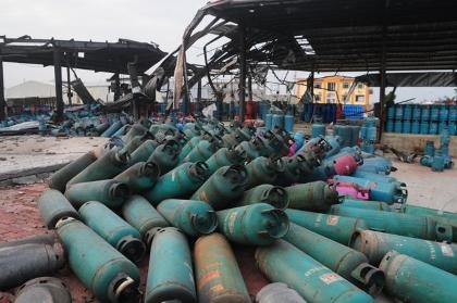 Lái xe bồn kể lại giây phút “quả bom gas” phát nổ - 2 Những bình gas nhỏ phát nổ theo, bắn tung téo khắp nhà máy.