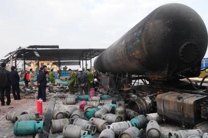 Lái xe bồn kể lại giây phút “quả bom gas” phát nổ - 1 Ngọn lửa khiến chiếc xe bồn phát nổ tan tành.