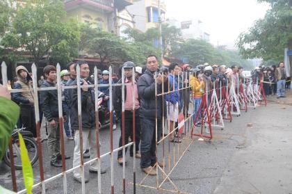 Hàng rào được lập để ngăn những người dân hiếu kỳ tập trung tại hiện trường.