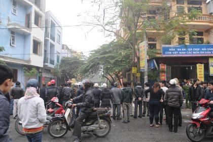 Người dân không ngớt bàn tán về sự việc.