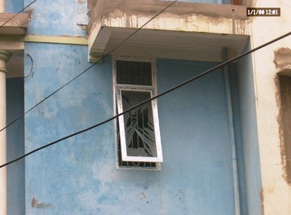 Những biển hiệu, cửa kính bị sức công phá của vụ nổ phá hỏng