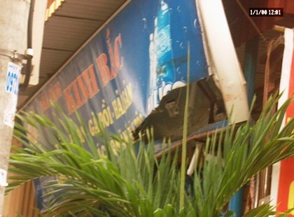 Những biển hiệu, cửa kính bị sức công phá của vụ nổ phá hỏng