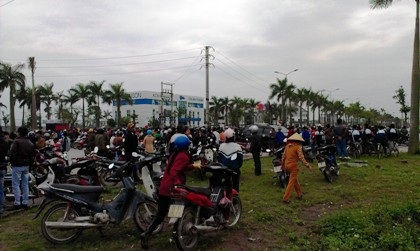 Nổ lớn kinh hoàng trong khu công nghiệp, hàng nghìn công nhân náo loạn - 2 Hàng trăm người tập trung trước cổng KCN đợi thông tin người thân.
