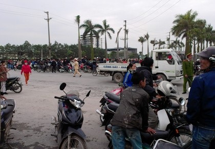 Nổ lớn kinh hoàng trong khu công nghiệp, hàng nghìn công nhân náo loạn - 3 Lực lượng công an và xe cứu hỏa được điều động đến hiện trường.
