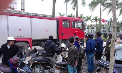 Nổ lớn kinh hoàng trong khu công nghiệp, hàng nghìn công nhân náo loạn - 4 Lực lượng công an và xe cứu hỏa được điều động đến hiện trường.