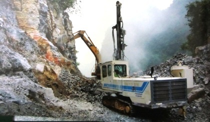 Mỗi bức ảnh trong “Con đường mang dáng hình Tổ quốc” là một bản anh hùng ca về người lính.