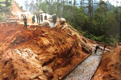 Mỗi bức ảnh trong “Con đường mang dáng hình Tổ quốc” là một bản anh hùng ca về người lính.