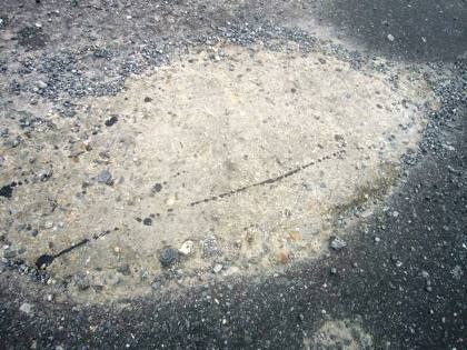 Cận cảnh những vết vá víu ổ gà, sụt lún trên đường cao tốc nghìn tỷ.