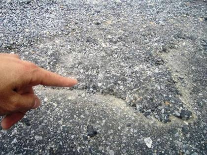 Cận cảnh những vết vá víu ổ gà, sụt lún trên đường cao tốc nghìn tỷ.