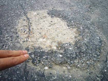 Một ổ gà được vá víu tạm khiến lái xe cảm thấy bất an khi điều khiển phương tiện tốc độ cao.