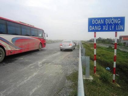 Một ổ gà được vá víu tạm khiến lái xe cảm thấy bất an khi điều khiển phương tiện tốc độ cao.